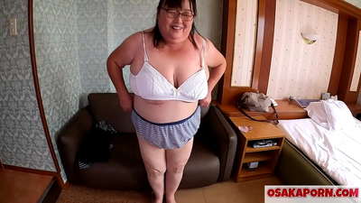 Mama Japanese ti o sanra fihan awọn ori omu nla rẹ ati gbadun ohun-iṣere ibalopọ kan. Mama kan ti o jẹ ọdun 51 ti Asia sọrọ nipa iriri ibalopọ rẹ. Yukiko 1 OSAKAPORN ọra mif